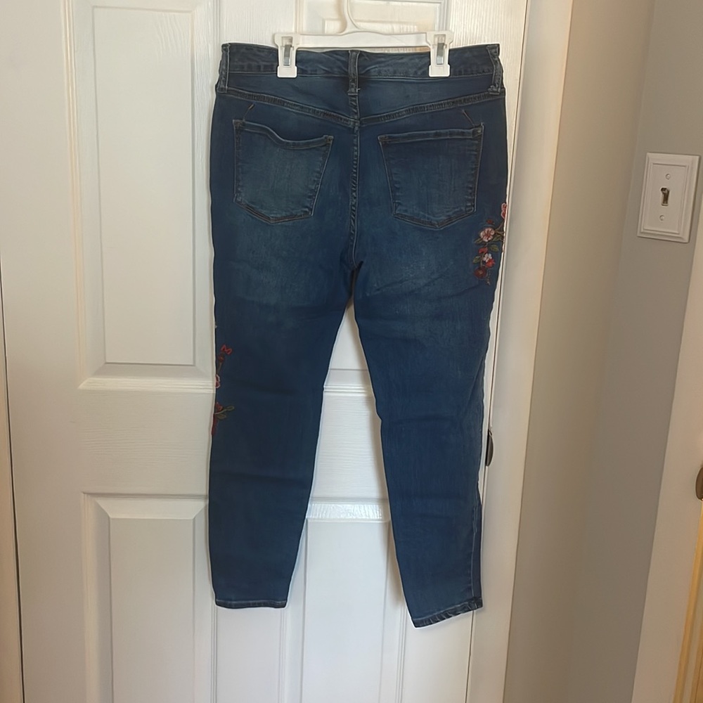 Embroidered High Rise Jeans - Picture 3 of 4